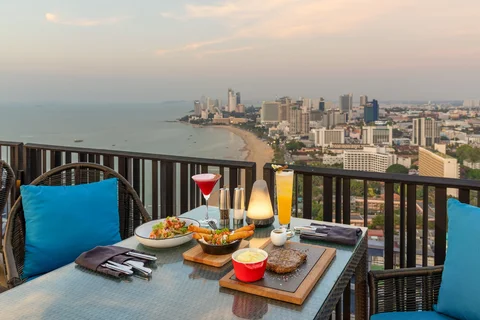 Horizon Rooftop Restaurant and Bar
