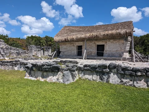 Zona Arqueologica El Rey