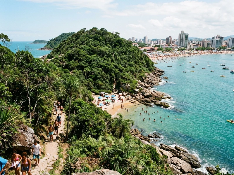 Um roteiro ecológico de 3 dias desenhado para quem busca vivências genuínas de baixo impacto ambiental em Guarapari 🍃. Da restinga intocada do Parque Estadual Paulo César Vinha às trilhas preservadas do Morro da Pescaria e as cachoeiras de montanha em Buenos Aires, você desfrutará de guias especializados, gastronomia capixaba autêntica e pousada sustentável 🦀. Uma experiência completa de respeito à vida selvagem e valorização da cultura local.