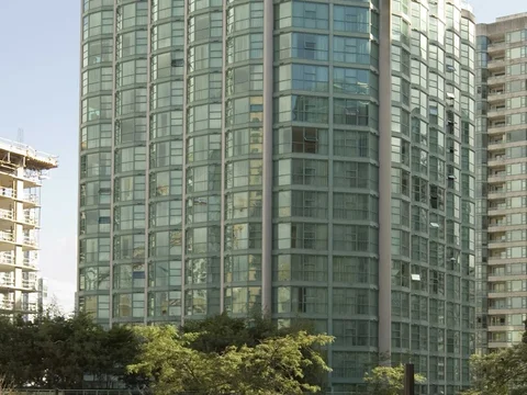 Rosedale on Robson Suite Hotel