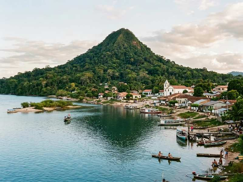 Uma expedição consciente desenhada para verdadeiros apaixonados pela vida selvagem e conservação ambiental 🍃. Durante três dias no outono amazônico, você navegará por florestas inundadas de igapó no Lago Verde, caminhará ao lado de guias tradicionais pela majestosa Floresta Nacional do Tapajós e avistará preguiças e vitórias-régias no Canal do Jari 🐒. Com hospedagem eco-friendly e culinária que valoriza produtores locais e ingredientes da sociobiodiversidade, cada momento é um tributo ao baixo impacto e ao turismo regenerativo 🛶✨.