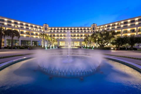 Las Arenas Balneario Resort