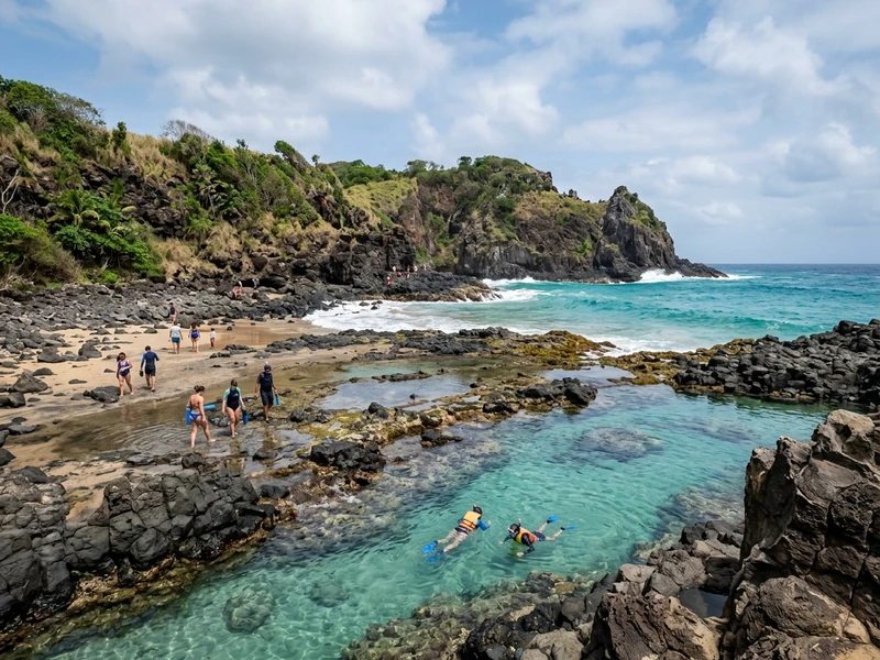 Um roteiro eletrizante de 3 dias projetado especificamente para quem busca adrenalina máxima e desafios físicos na ilha vulcânica mais fascinante do Brasil. 🌋 A aventura integra a duríssima Trilha do Capim Açu, a técnica Trilha Longa da Atalaia sobre costões afiados, mergulho duplo autônomo em cânions submarinos povoados por tubarões e raias, descida vertical na fenda do Sancho e remada acelerada em canoa havaiana enfrentando o mar aberto. 🔥 Equipamentos técnicos de proteção, guia especializado e muita disposição física são os requisitos para vivenciar a natureza intocada sem passeios sedentários nem aglomerações turísticas.