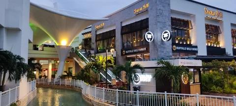 La Isla Shopping Village