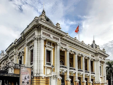 Nhà hát Lớn Hà Nội e Praça Cách Mạng Tháng Tám
