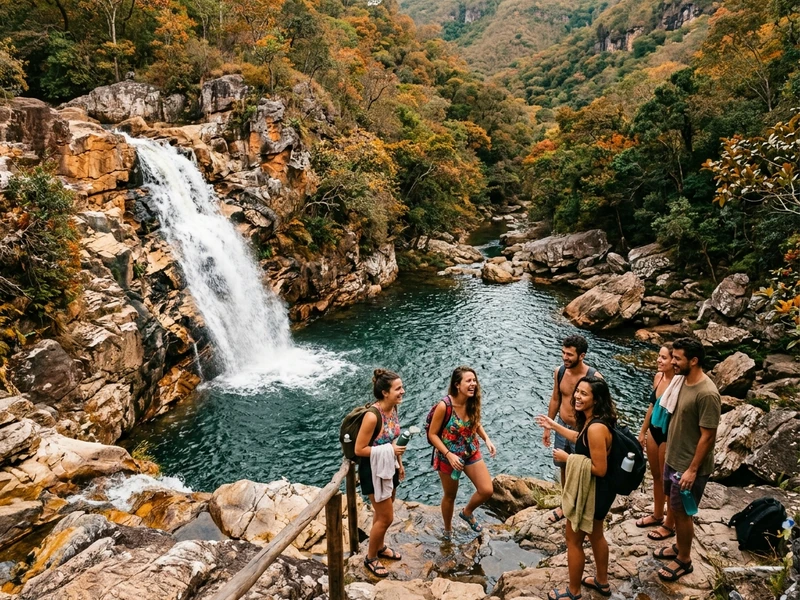 Descubra o lado mais festivo e pulsante do Vale do Capão em um roteiro planejado para quem ama celebrações, noites animadas e boa música. Os dias são preenchidos com banhos de rio tranquilos e caminhadas curtas que garantem descanso, sem desgastes físicos intensos. Ao cair da tarde, o vilarejo se transforma com feiras culturais, gastronomia artesanal, apresentações no emblemático Circo do Capão e muita dança no Coreto da Vila. Uma conexão autêntica com a arte, os ritmos regionais e a energia contagiante da comunidade. ✨🎉🏕️
