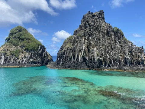 Baía do Sancho e Baía dos Porcos