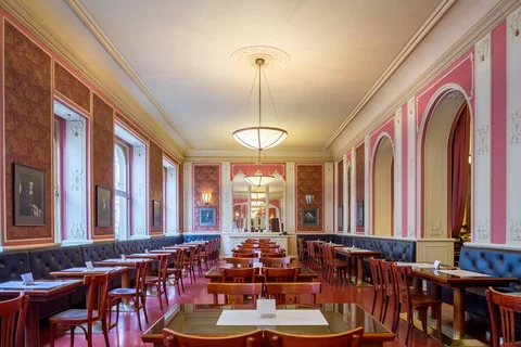 Cafe Louvre